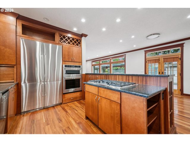 16686 Maple Cir, Lake Oswego, OR 97034