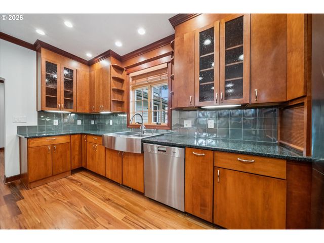 16686 Maple Cir, Lake Oswego, OR 97034