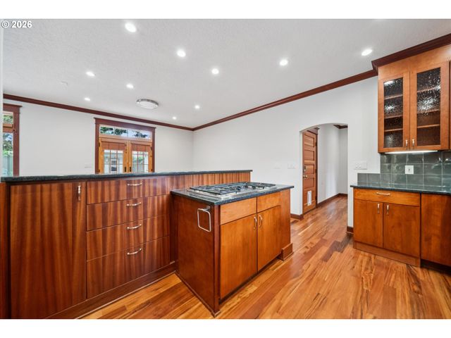 16686 Maple Cir, Lake Oswego, OR 97034