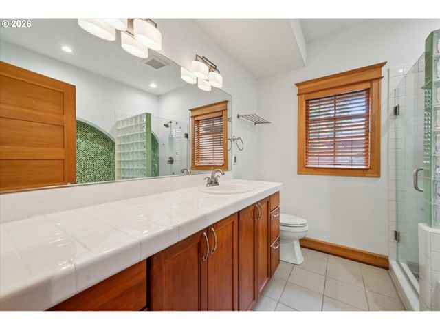 16686 Maple Cir, Lake Oswego, OR 97034