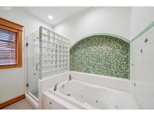 16686 Maple Cir, Lake Oswego, OR 97034