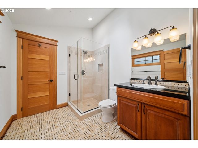 16686 Maple Cir, Lake Oswego, OR 97034