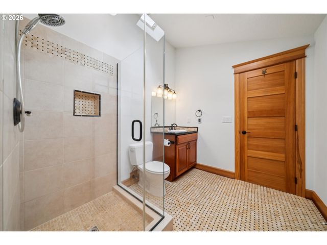 16686 Maple Cir, Lake Oswego, OR 97034