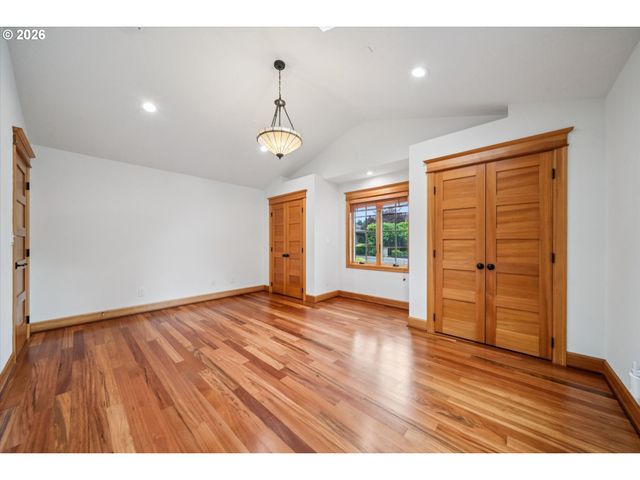16686 Maple Cir, Lake Oswego, OR 97034