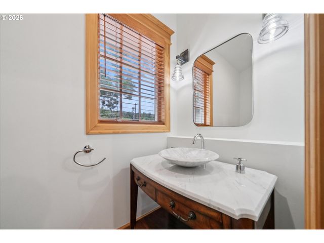 16686 Maple Cir, Lake Oswego, OR 97034
