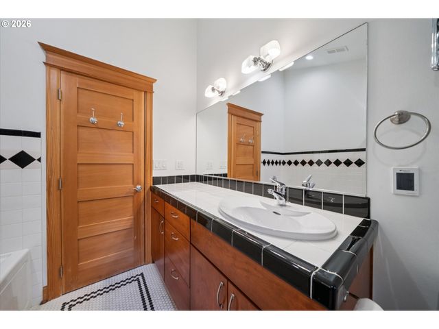 16686 Maple Cir, Lake Oswego, OR 97034