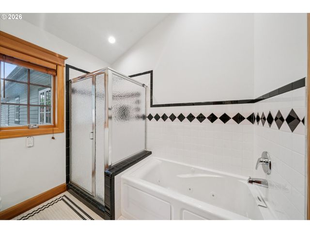 16686 Maple Cir, Lake Oswego, OR 97034