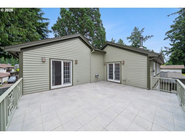 16686 Maple Cir, Lake Oswego, OR 97034