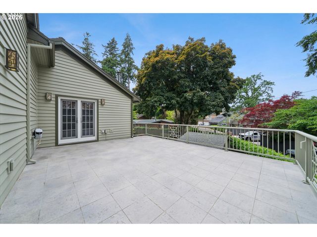 16686 Maple Cir, Lake Oswego, OR 97034