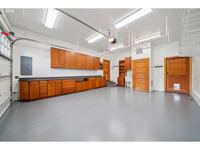 16686 Maple Cir, Lake Oswego, OR 97034
