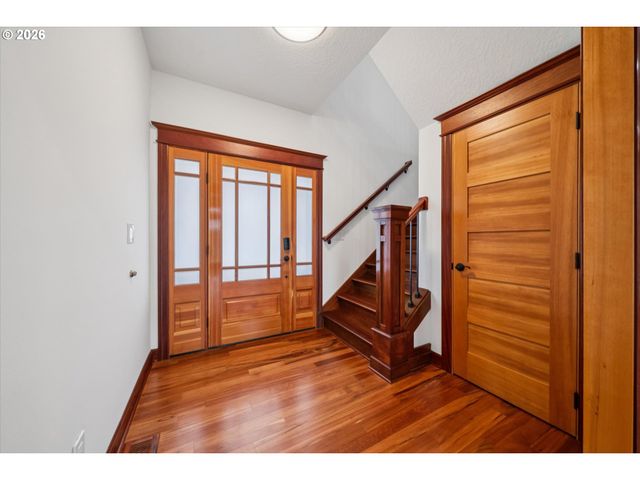 16686 Maple Cir, Lake Oswego, OR 97034