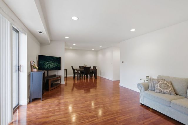 263 S Clubhouse Drive 205, Palatine, IL 60067