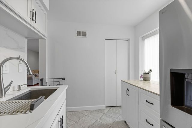 263 S Clubhouse Drive 205, Palatine, IL 60067