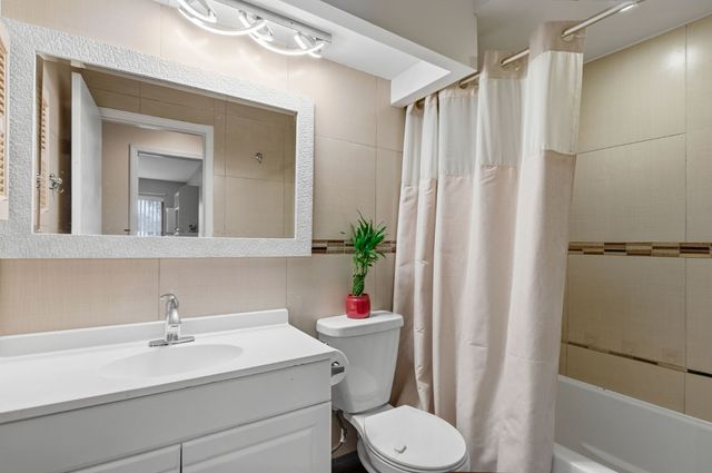 263 S Clubhouse Drive 205, Palatine, IL 60067