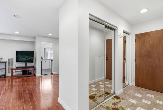 263 S Clubhouse Drive 205, Palatine, IL 60067