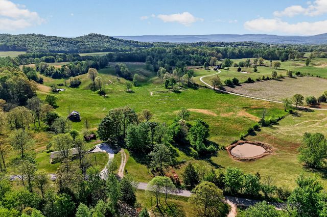 515 Jericho Rd, Quebeck, TN 38579
