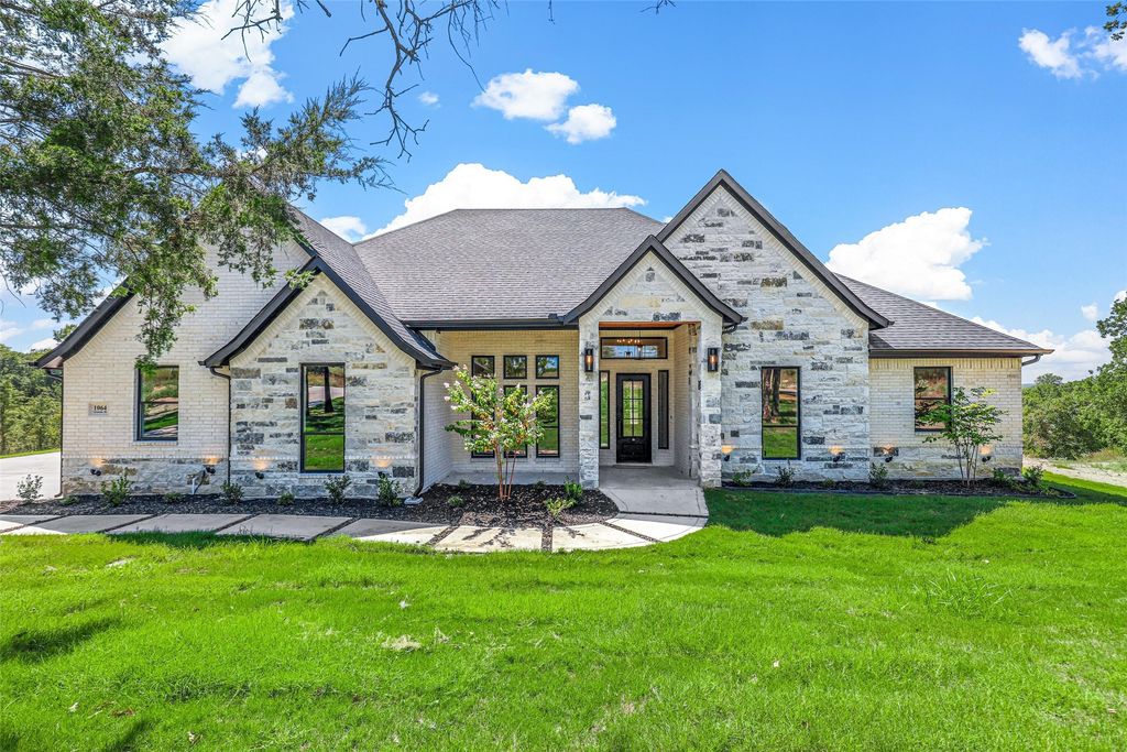 1064 Glenoaks Drive, Weatherford, TX 76088