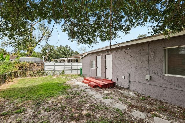 1945 NW 86th St, Miami, FL 33147