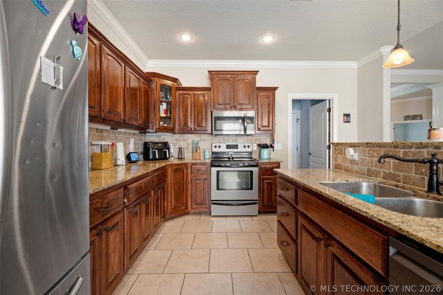 2711 Churchill Drive, Bartlesville, OK 74006