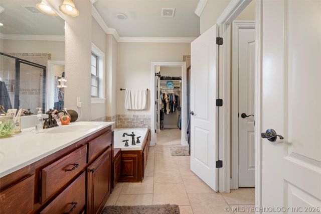 2711 Churchill Drive, Bartlesville, OK 74006