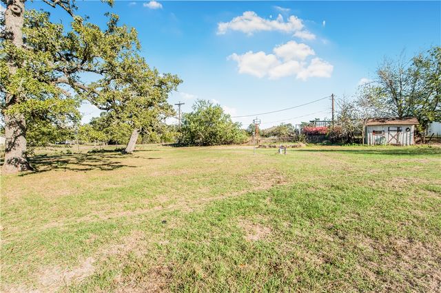 103 Leaning Oaks Street, Somerville, TX 77879