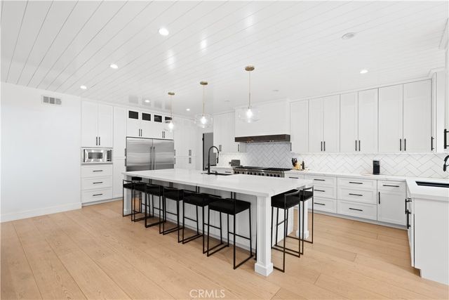 5946 Woodlake Avenue, Woodland Hills, CA 91367