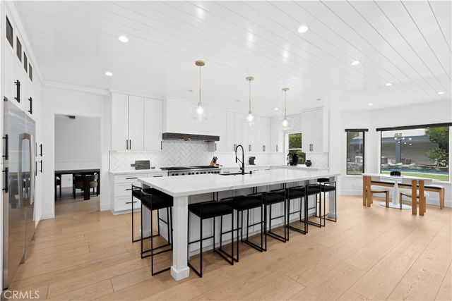 5946 Woodlake Avenue, Woodland Hills, CA 91367