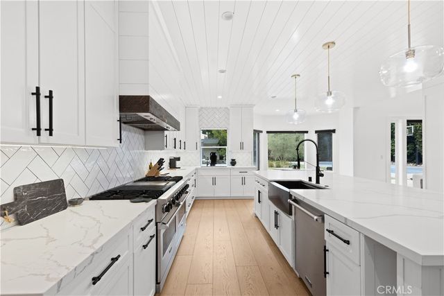 5946 Woodlake Avenue, Woodland Hills, CA 91367