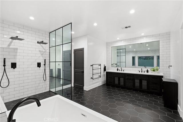 5946 Woodlake Avenue, Woodland Hills, CA 91367