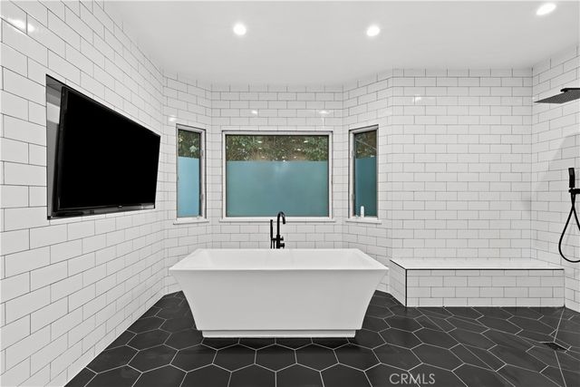 5946 Woodlake Avenue, Woodland Hills, CA 91367