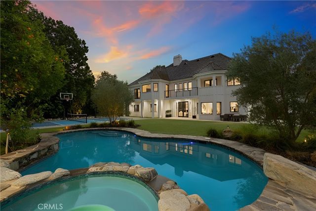 5946 Woodlake Avenue, Woodland Hills, CA 91367