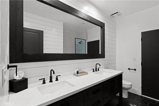 5946 Woodlake Avenue, Woodland Hills, CA 91367