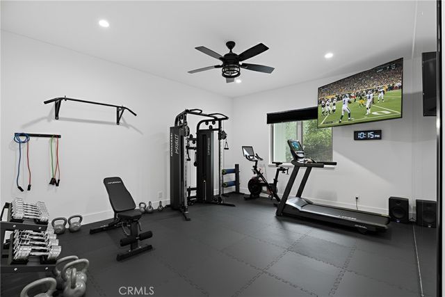 5946 Woodlake Avenue, Woodland Hills, CA 91367