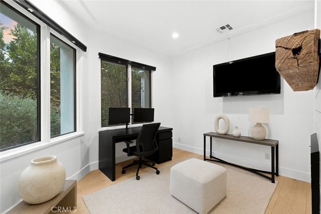 5946 Woodlake Avenue, Woodland Hills, CA 91367