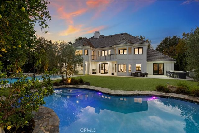 5946 Woodlake Avenue, Woodland Hills, CA 91367