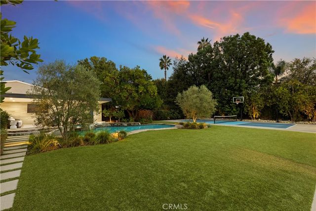 5946 Woodlake Avenue, Woodland Hills, CA 91367