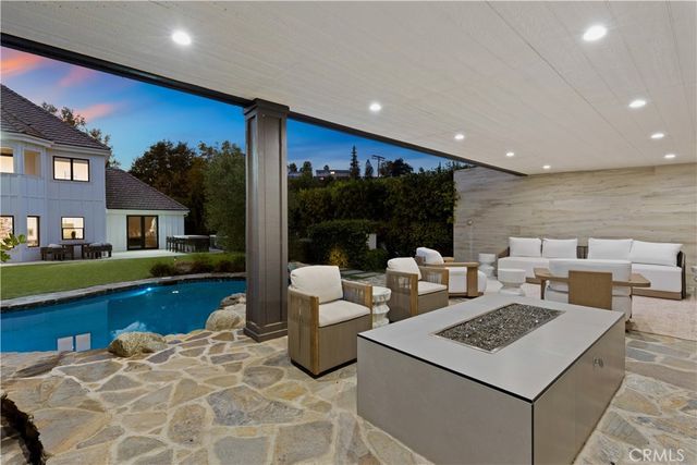 5946 Woodlake Avenue, Woodland Hills, CA 91367