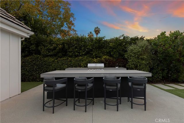 5946 Woodlake Avenue, Woodland Hills, CA 91367