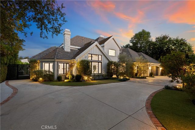 5946 Woodlake Avenue, Woodland Hills, CA 91367