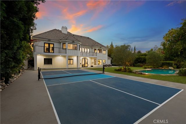 5946 Woodlake Avenue, Woodland Hills, CA 91367