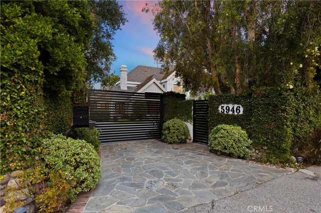 5946 Woodlake Avenue, Woodland Hills, CA 91367