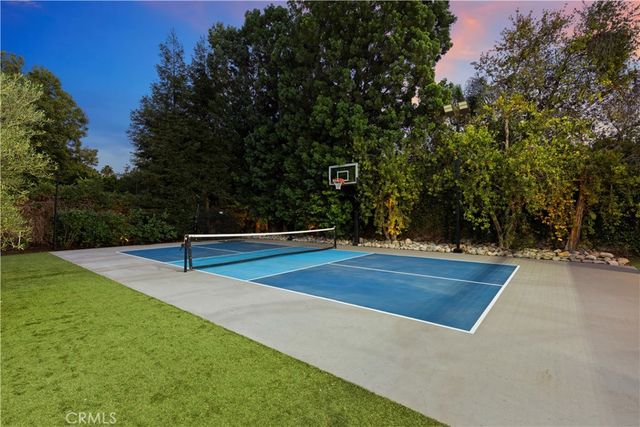 5946 Woodlake Avenue, Woodland Hills, CA 91367