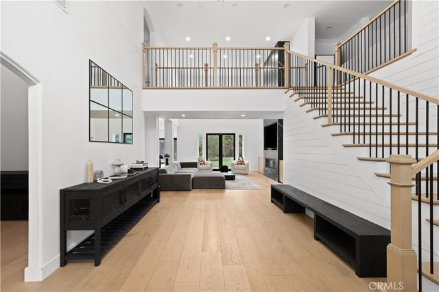 5946 Woodlake Avenue, Woodland Hills, CA 91367