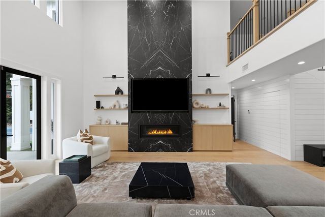 5946 Woodlake Avenue, Woodland Hills, CA 91367