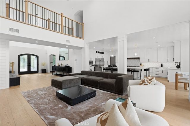 5946 Woodlake Avenue, Woodland Hills, CA 91367