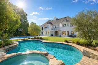 5946 Woodlake Avenue, Woodland Hills, CA 91367