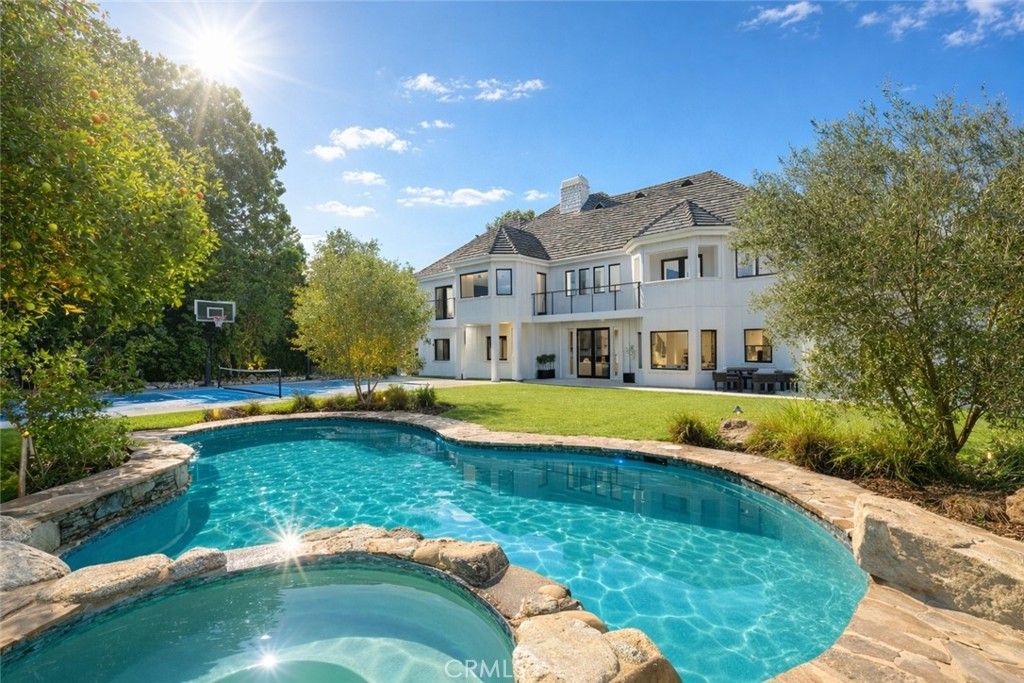 5946 Woodlake Avenue, Woodland Hills, CA 91367