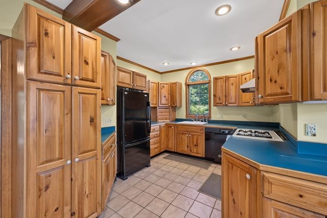 594 Slocum Rd, Dartmouth, MA 02747