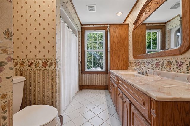 594 Slocum Rd, Dartmouth, MA 02747
