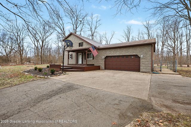 3161 Island Highway, Charlotte, MI 48813